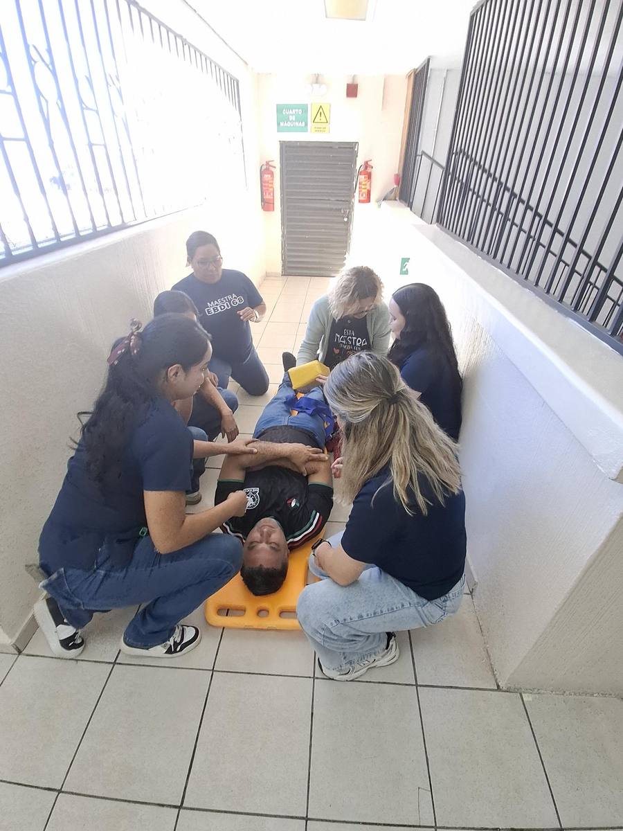 Práctica de inmovilización y traslado en camilla